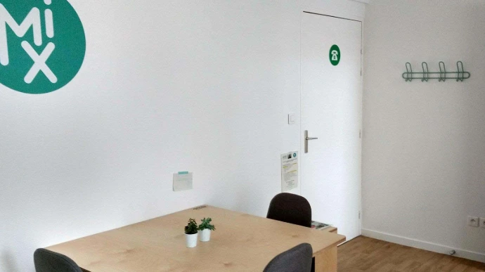 Bureau de taille moyenne avec une table carrée et trois chaises