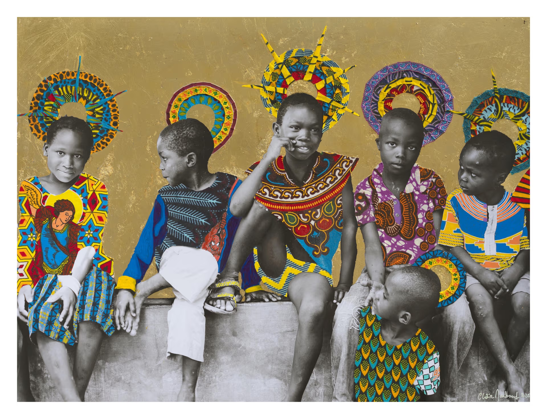 Photo-collage portrait de 5 enfants ivoiriens face à la caméra. Collage de couronnes et motifs traditionnels sur chacun d'eux.